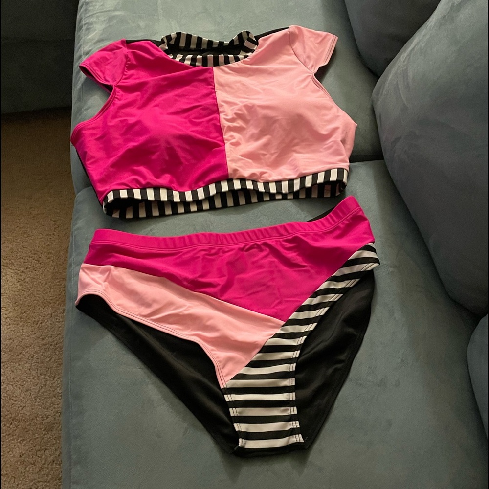 2 piece bathing suit. 2x but it fits like a large. Brand new, never warned.